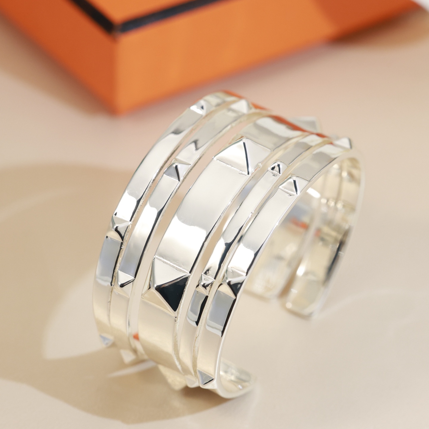 宽版👼爱马仕手镯新款奢侈 铆钉手镯🌹 独家定制首发 大牌 经典 手镯！高端复刻 实心亚金材质 优雅气质 