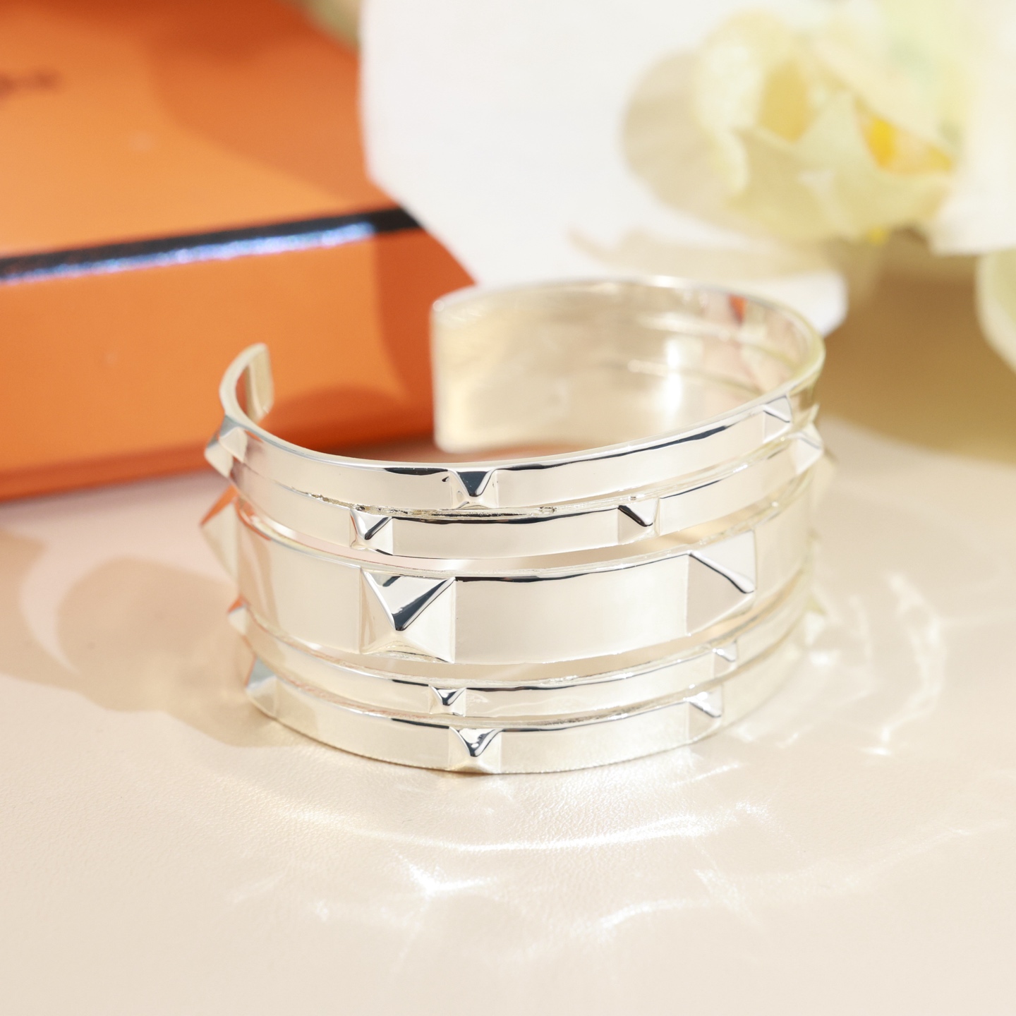 宽版👼爱马仕手镯新款奢侈 铆钉手镯🌹 独家定制首发 大牌 经典 手镯！高端复刻 实心亚金材质 优雅气质 