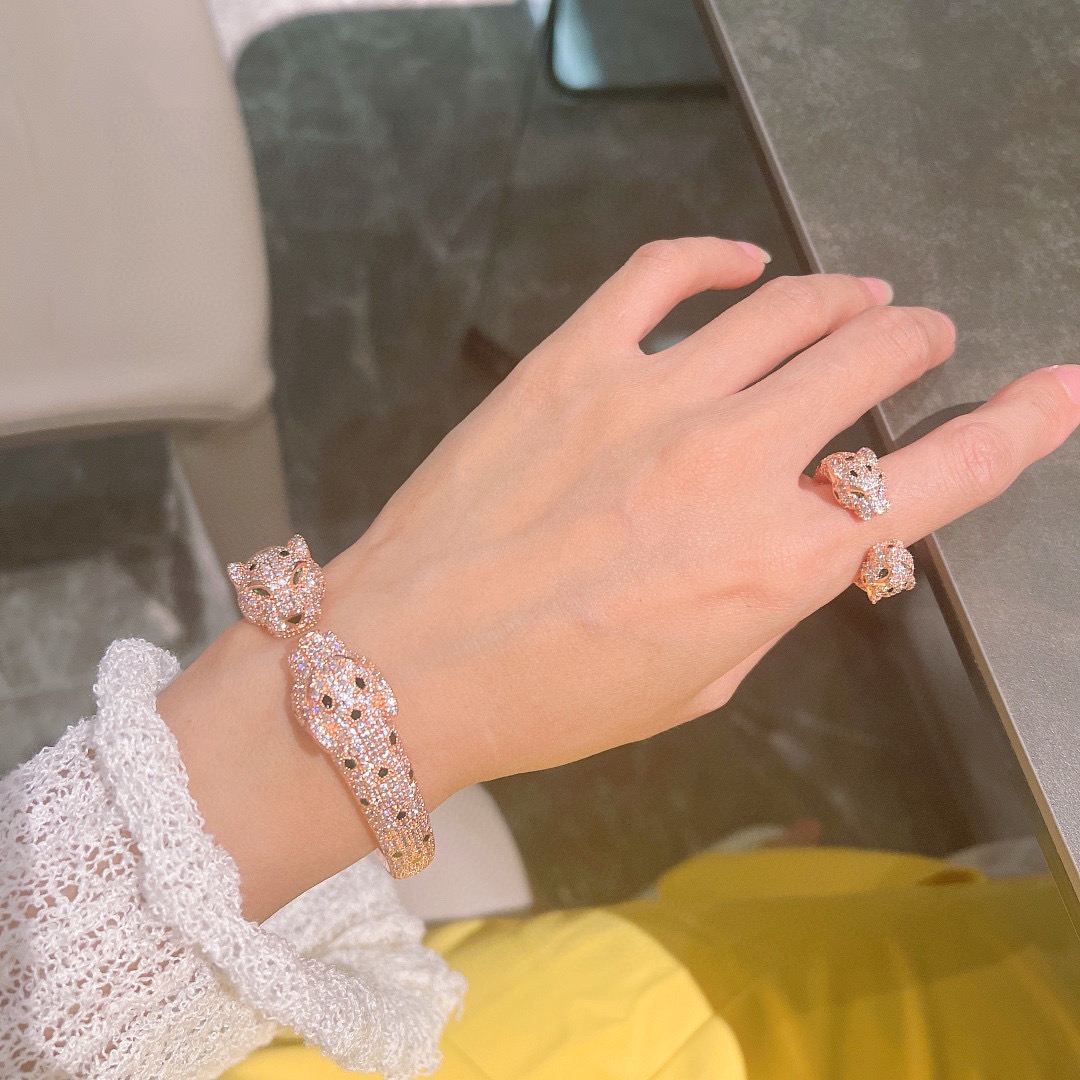 👼】霸气豹头满钻爆款手镯。Panthère de Cartier豹子手镯，18K黄金！圆形明亮式切割钻石