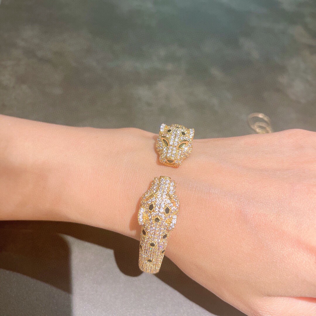 👼】霸气豹头满钻爆款手镯。Panthère de Cartier豹子手镯，18K黄金！圆形明亮式切割钻石