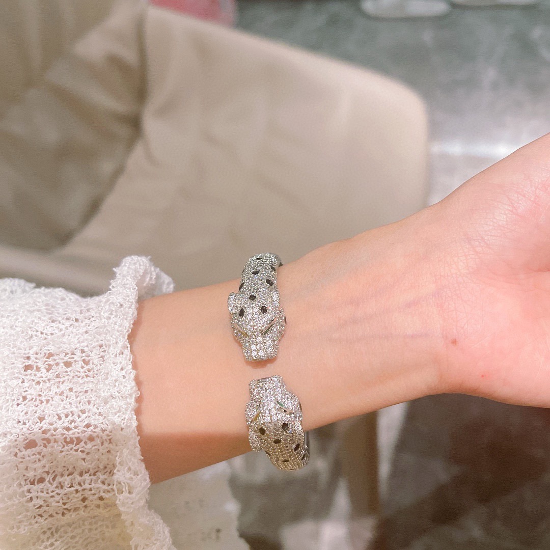 👼】霸气豹头满钻爆款手镯。Panthère de Cartier豹子手镯，18K黄金！圆形明亮式切割钻石