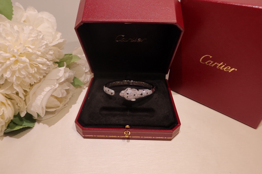 新款手镯👼霸气花斑黑豹镶钻手镯。Panthère de Cartier豹子手镯，电镀18K金！圆形明亮式