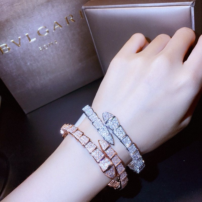 👼】BVLGARI宝格丽单圈蛇手镯。以令人沉醉的绝妙设计捕捉SerPenti手镯的魅力、诱惑和迷人的性感