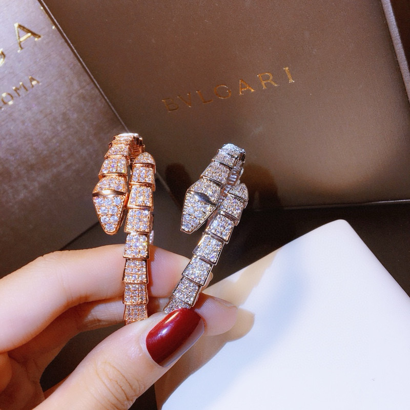 👼】BVLGARI宝格丽单圈蛇手镯。以令人沉醉的绝妙设计捕捉SerPenti手镯的魅力、诱惑和迷人的性感