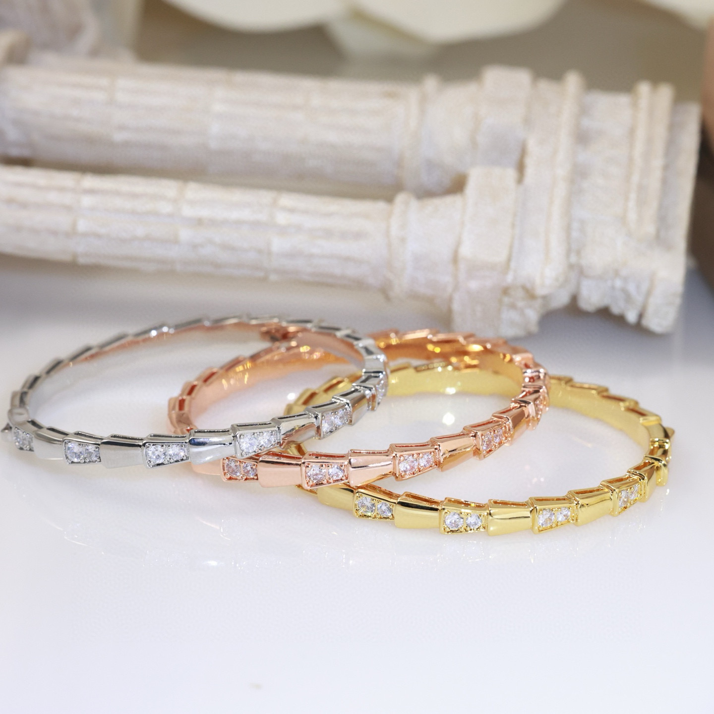 Bvlgari BVLGARI宝格丽蛇节手镯 以令人沉醉的绝妙设计捕捉Serpenti手镯的魅力、诱惑和迷人的性感