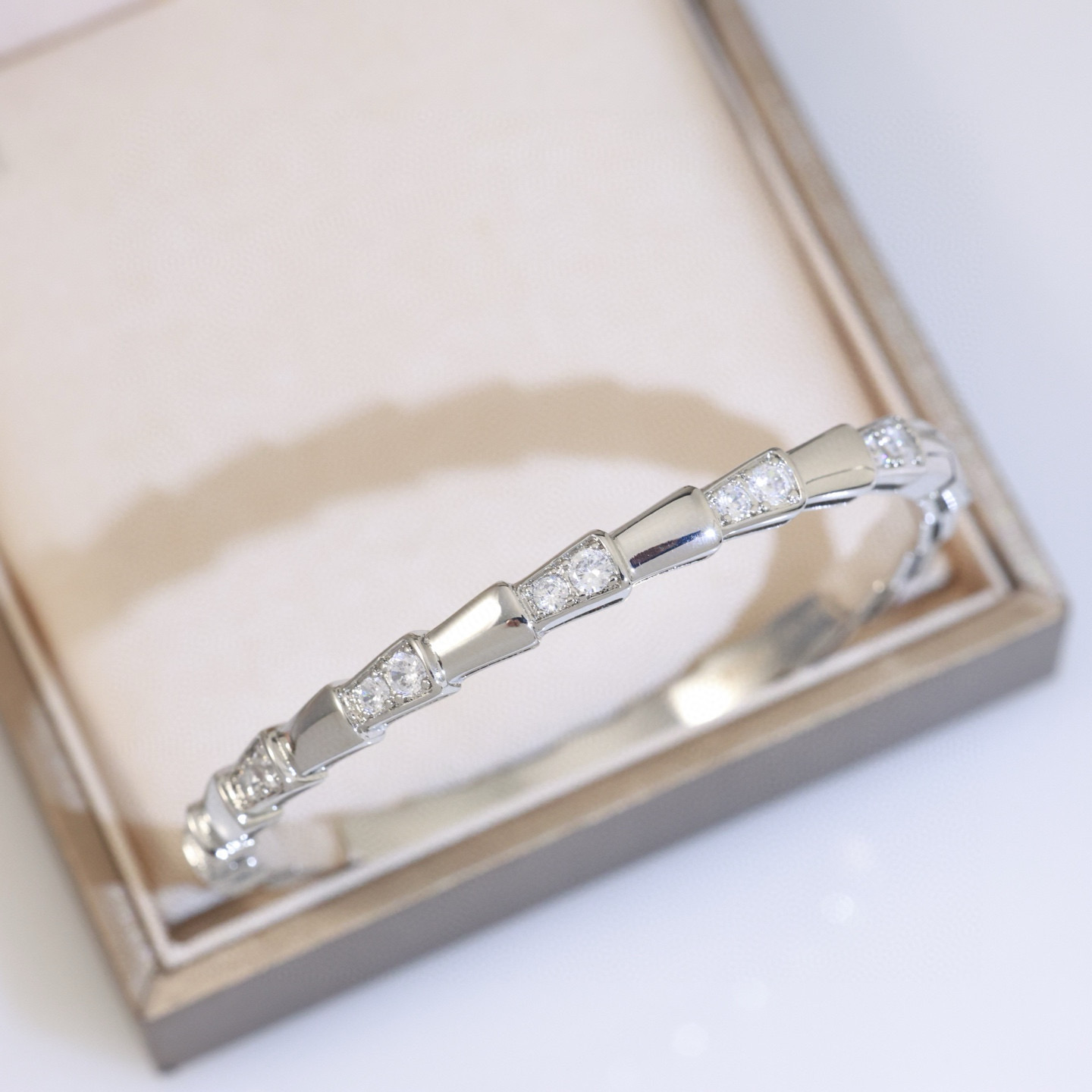 Bvlgari BVLGARI宝格丽蛇节手镯 以令人沉醉的绝妙设计捕捉Serpenti手镯的魅力、诱惑和迷人的性感