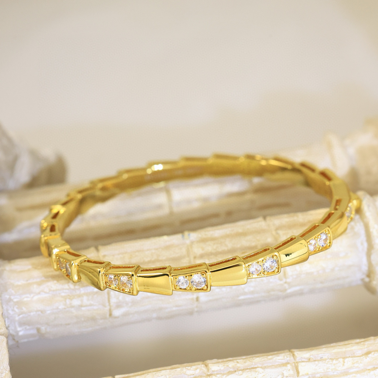 Bvlgari BVLGARI宝格丽蛇节手镯 以令人沉醉的绝妙设计捕捉Serpenti手镯的魅力、诱惑和迷人的性感