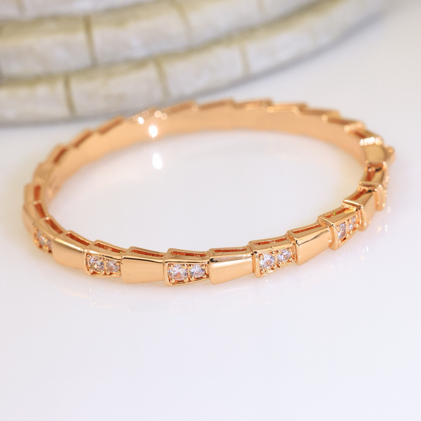 Bvlgari BVLGARI宝格丽蛇节手镯 以令人沉醉的绝妙设计捕捉Serpenti手镯的魅力、诱惑和迷人的性感