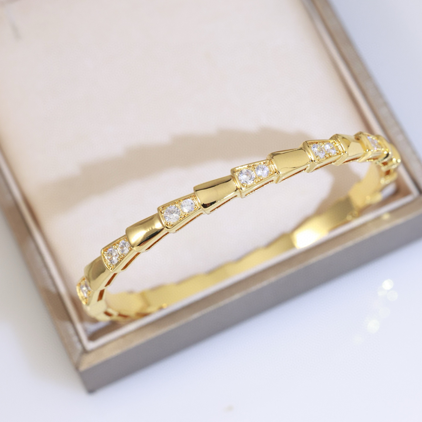 Bvlgari BVLGARI宝格丽蛇节手镯 以令人沉醉的绝妙设计捕捉Serpenti手镯的魅力、诱惑和迷人的性感