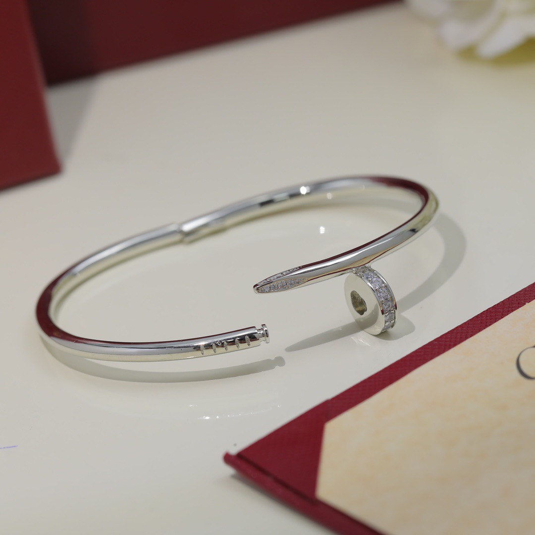 Cartier Cartier 卡地亚带钻钉子手镯 Juste un Clou系列艺术设计展亮相米兰