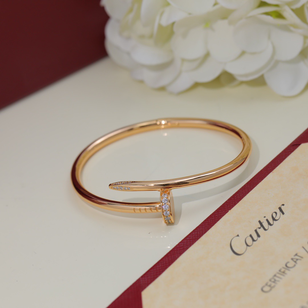 Cartier Cartier 卡地亚带钻钉子手镯 Juste un Clou系列艺术设计展亮相米兰