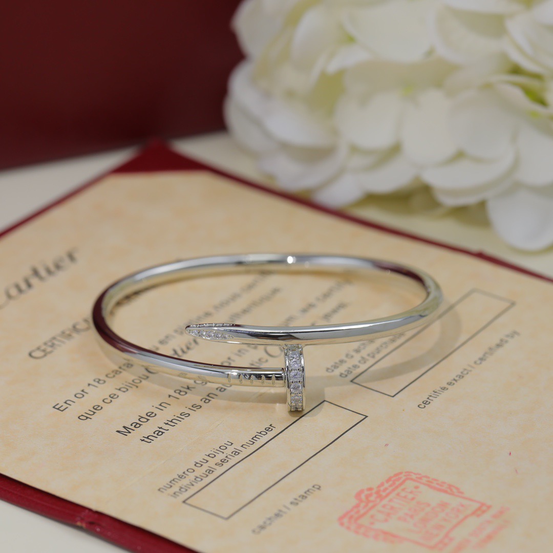 Cartier Cartier 卡地亚带钻钉子手镯 Juste un Clou系列艺术设计展亮相米兰