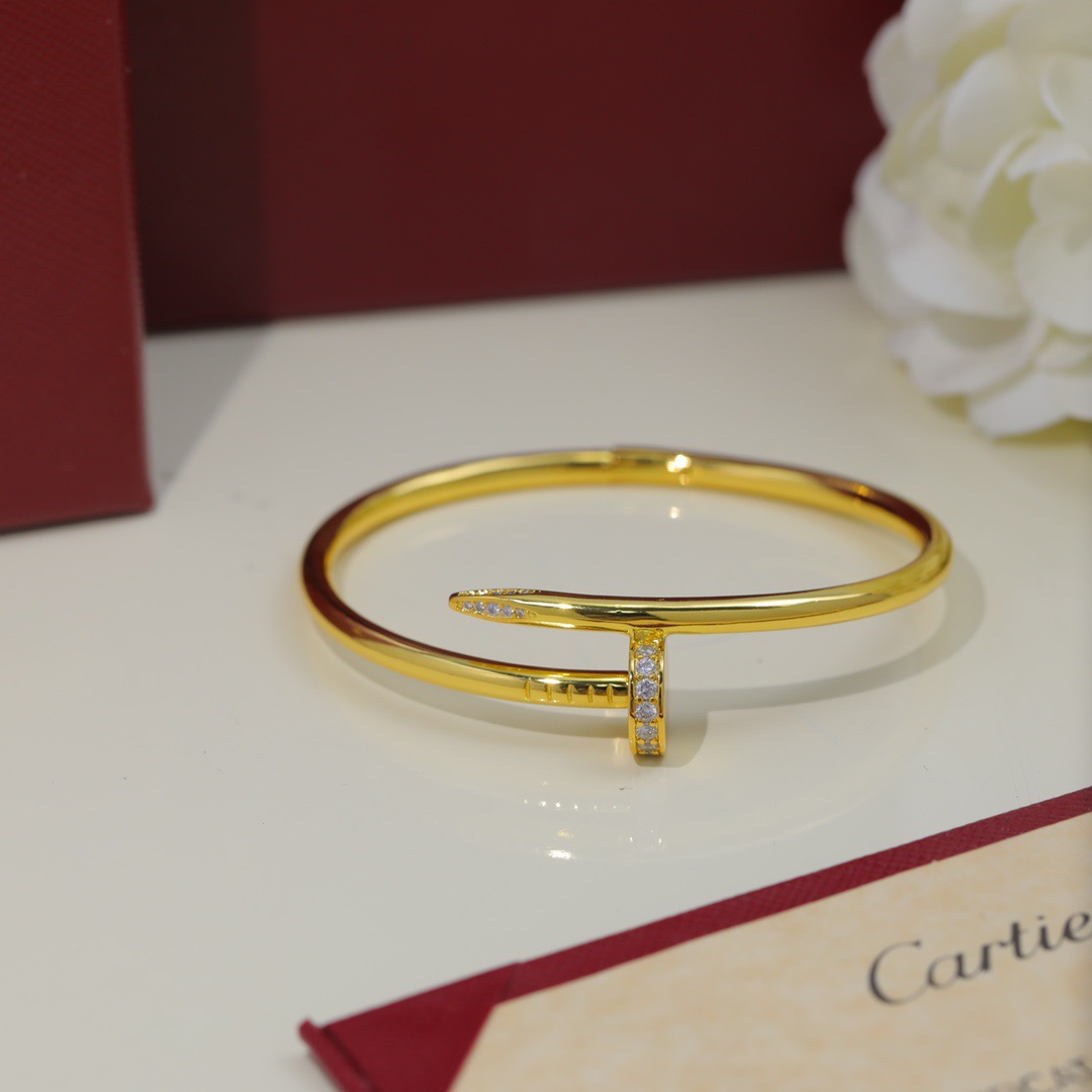 Cartier Cartier 卡地亚带钻钉子手镯 Juste un Clou系列艺术设计展亮相米兰