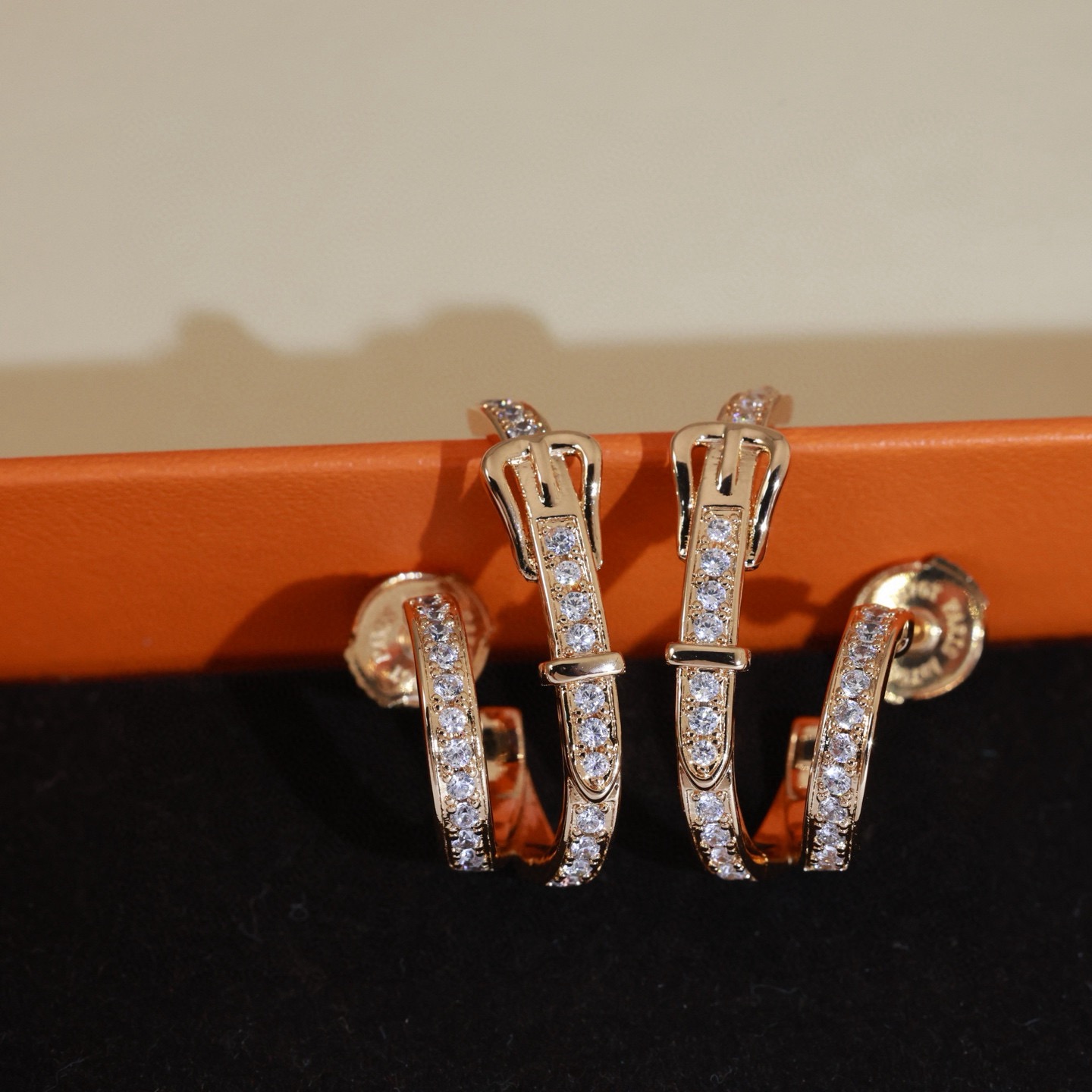 Hermès 精工版本 Hermes 爱马仕皮带扣满钻耳钉 纯银耳针 亚金材质 配飞碟耳塞
