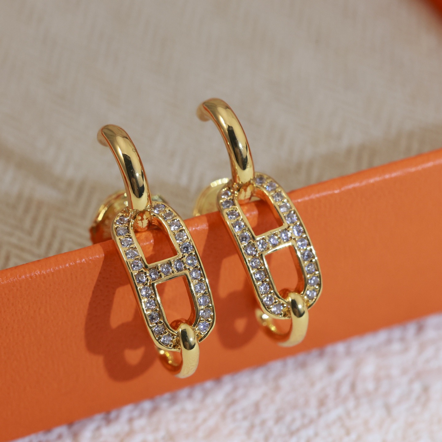Hermès 精工版本 猪鼻子耳钉 爱马仕火猪鼻子耳钉 潮爆大街 s925银针+亚金材质 细腻打磨