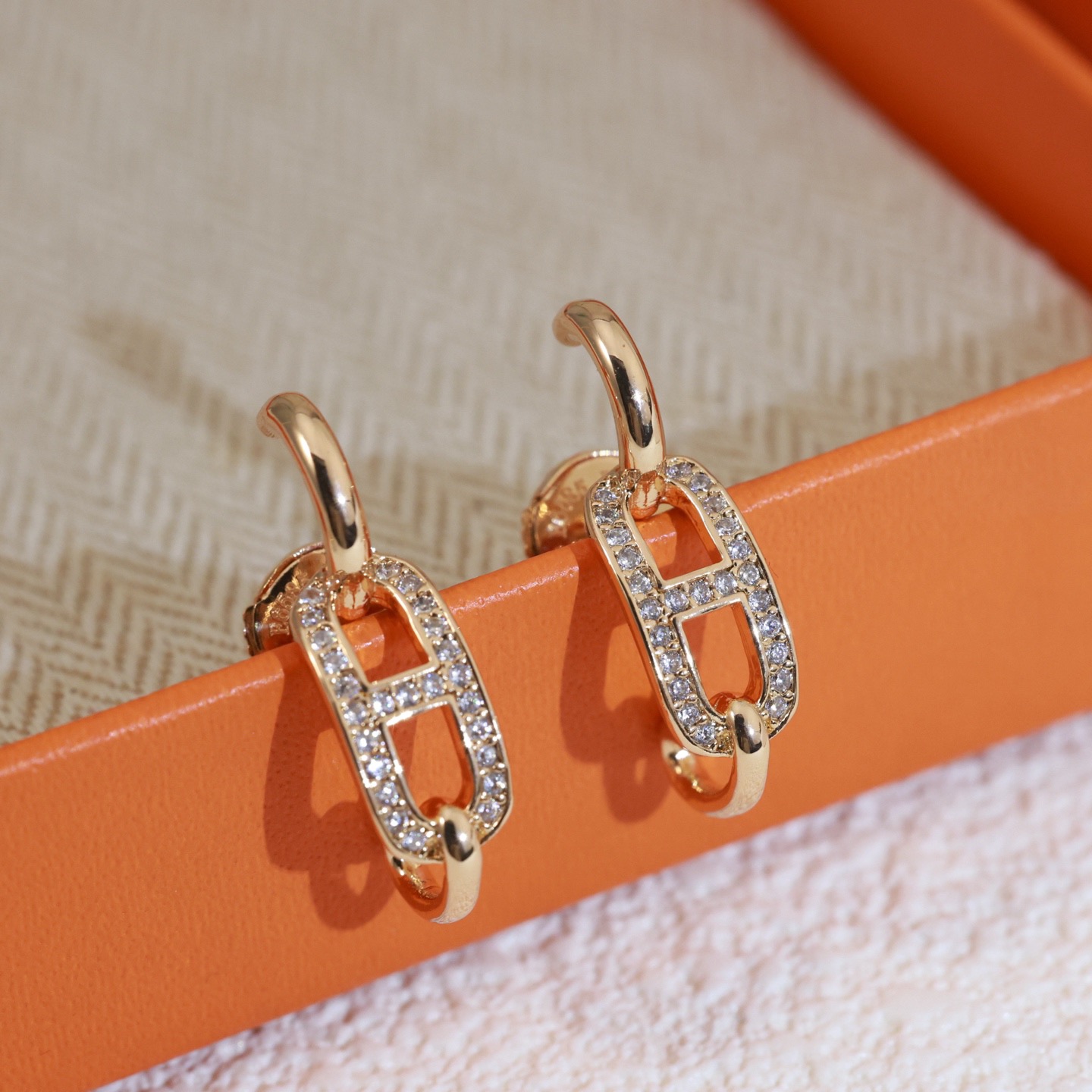 Hermès 精工版本 猪鼻子耳钉 爱马仕火猪鼻子耳钉 潮爆大街 s925银针+亚金材质 细腻打磨
