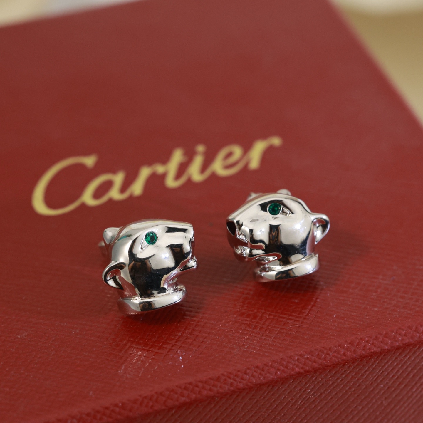 Cartier 奢华 卡地亚 豹子耳钉 卡地亚耳钉无钻版本 款 925纯银针 同亚金材质 镶钻奢华耳吊 女神 显脸瘦