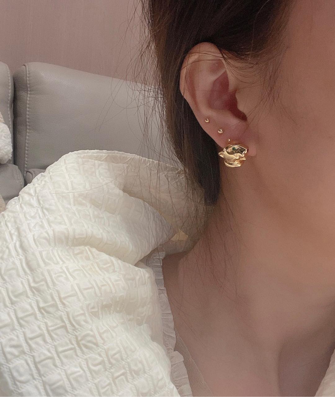 Cartier 奢华 卡地亚 豹子耳钉 卡地亚耳钉无钻版本 款 925纯银针 同亚金材质 镶钻奢华耳吊 女神 显脸瘦