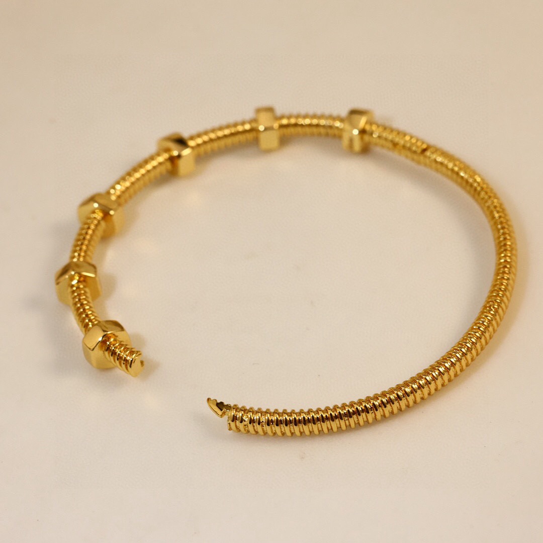 Cartier 卡地亚 螺丝手镯 亚金材质 电镀18k 开口处卡扣设计 个性十足的设计 款卡地亚手镯