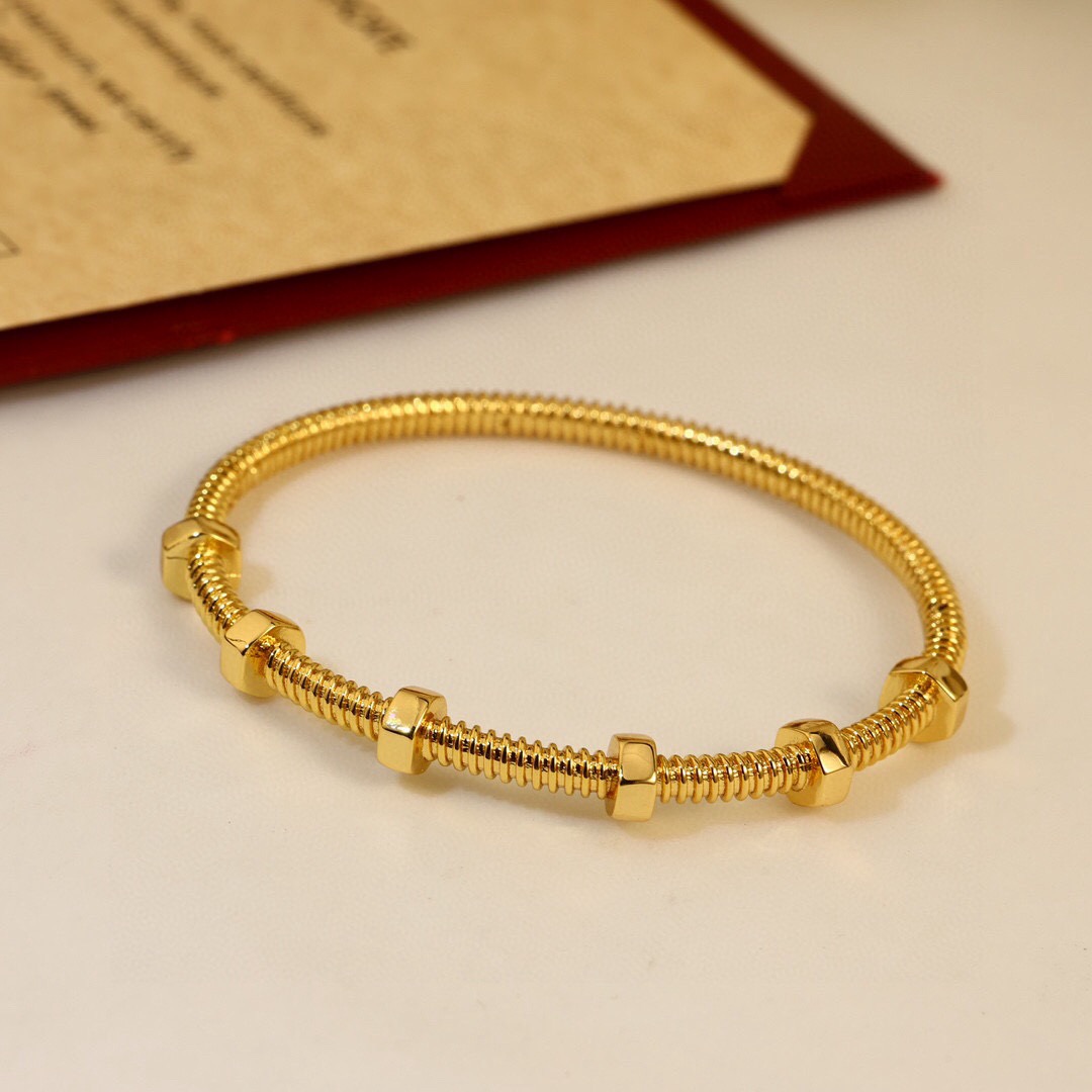 Cartier 卡地亚 螺丝手镯 亚金材质 电镀18k 开口处卡扣设计 个性十足的设计 款卡地亚手镯