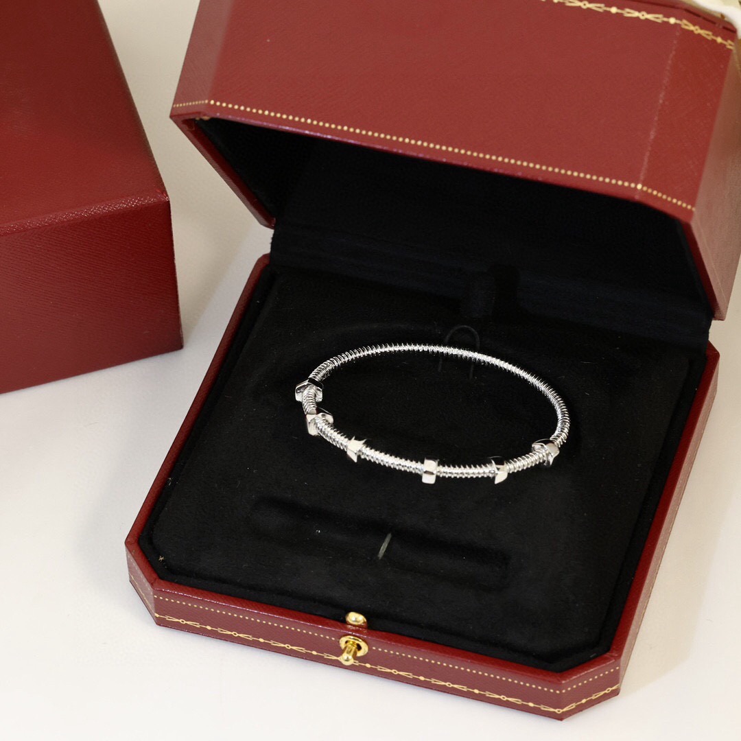 Cartier 卡地亚 螺丝手镯 亚金材质 电镀18k 开口处卡扣设计 个性十足的设计 款卡地亚手镯