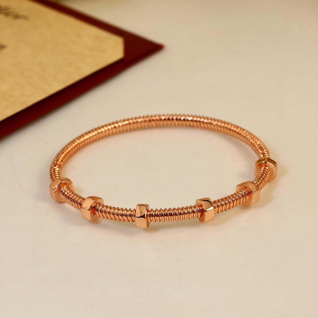 Cartier 卡地亚 螺丝手镯 亚金材质 电镀18k 开口处卡扣设计 个性十足的设计 款卡地亚手镯