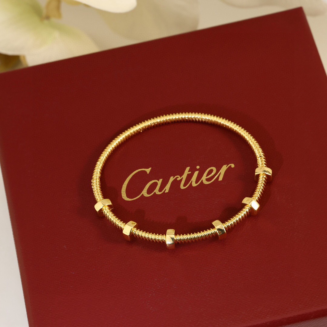Cartier 卡地亚 螺丝手镯 亚金材质 电镀18k 开口处卡扣设计 个性十足的设计 款卡地亚手镯