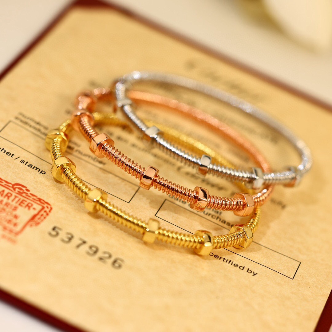 Cartier 卡地亚 螺丝手镯 亚金材质 电镀18k 开口处卡扣设计 个性十足的设计 款卡地亚手镯