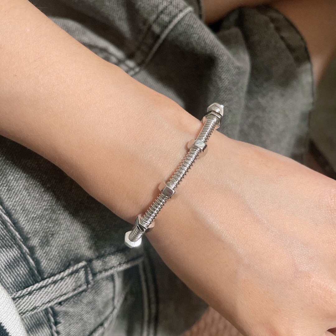 Cartier 卡地亚 螺丝手镯 亚金材质 电镀18k 开口处卡扣设计 个性十足的设计 款卡地亚手镯