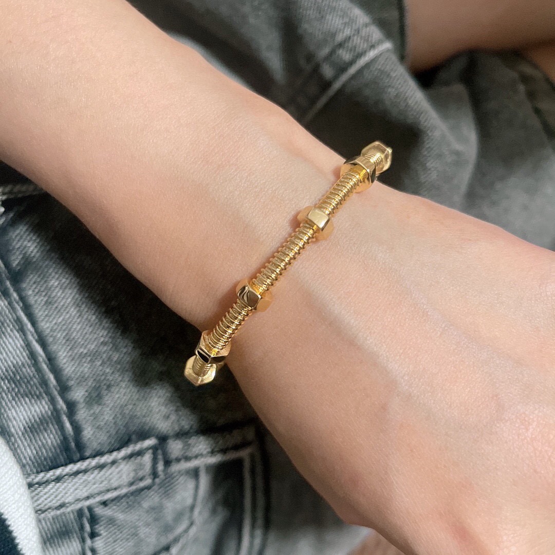 Cartier 卡地亚 螺丝手镯 亚金材质 电镀18k 开口处卡扣设计 个性十足的设计 款卡地亚手镯