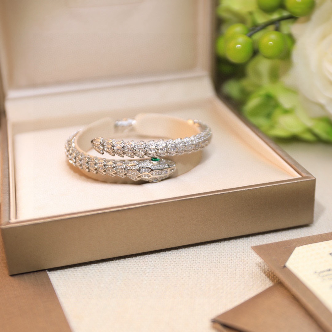 Bvlgari BVLGARI宝格丽蛇手镯 以令人沉醉的绝妙设计捕捉Serpenti手镯的魅力、诱惑和迷人的性感