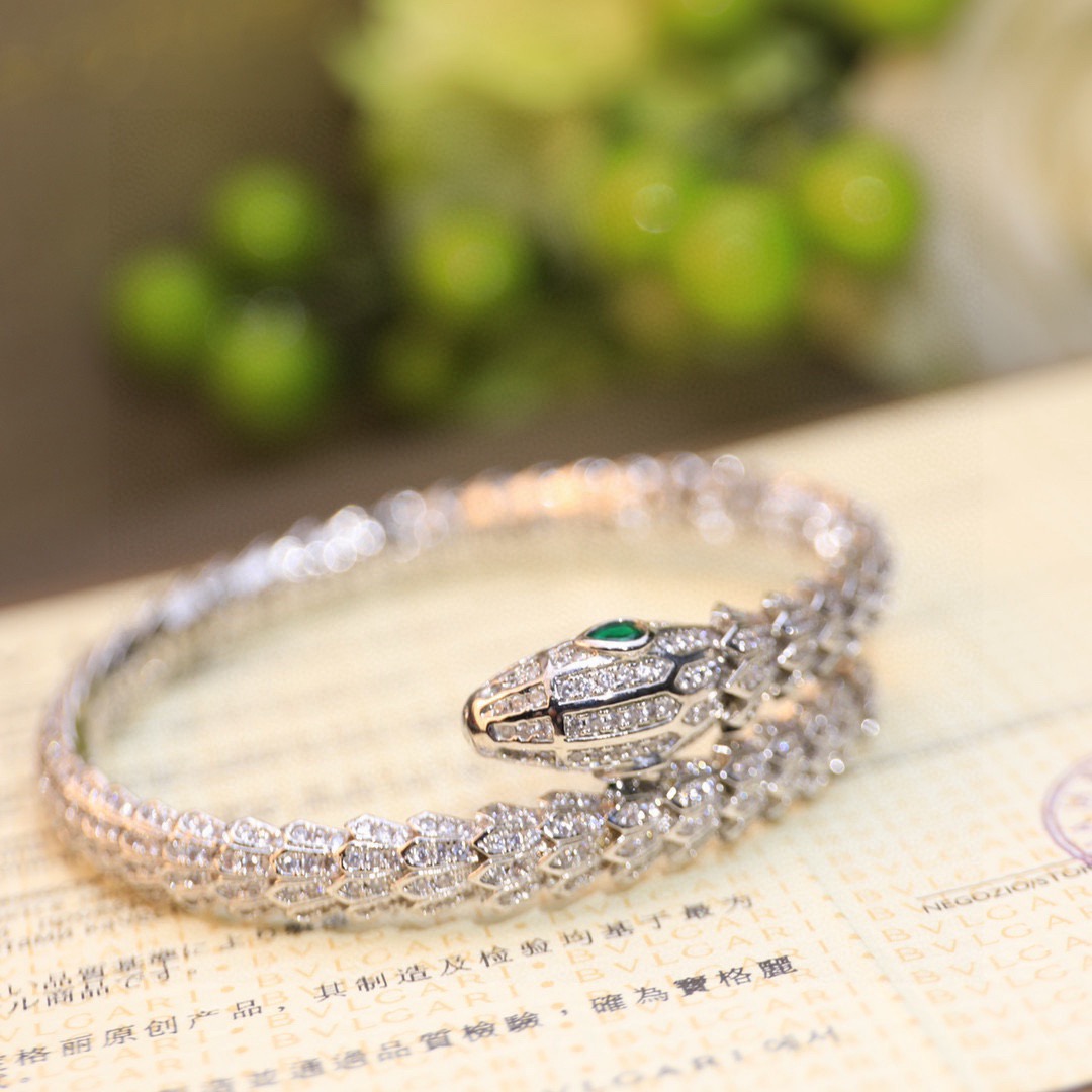 Bvlgari BVLGARI宝格丽蛇手镯 以令人沉醉的绝妙设计捕捉Serpenti手镯的魅力、诱惑和迷人的性感