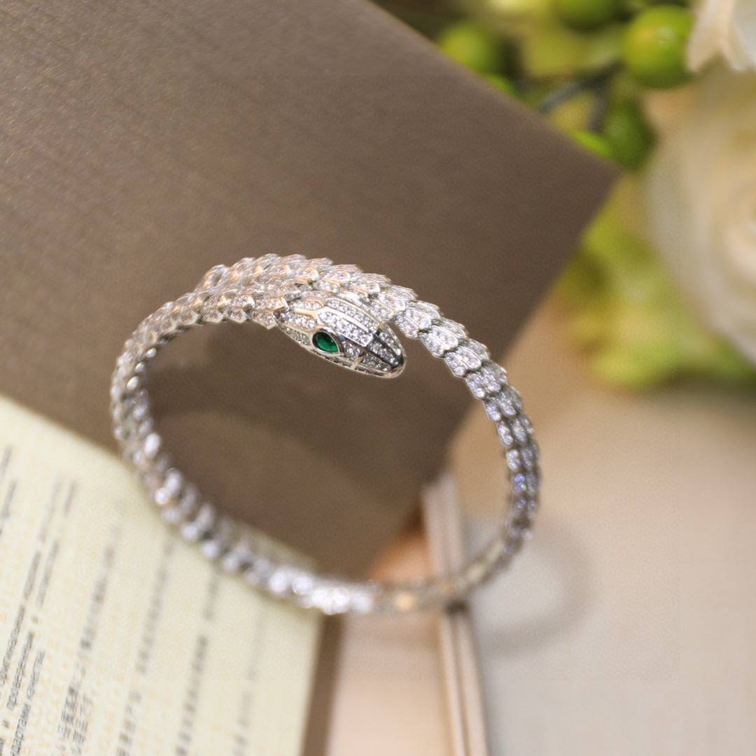 Bvlgari BVLGARI宝格丽蛇手镯 以令人沉醉的绝妙设计捕捉Serpenti手镯的魅力、诱惑和迷人的性感