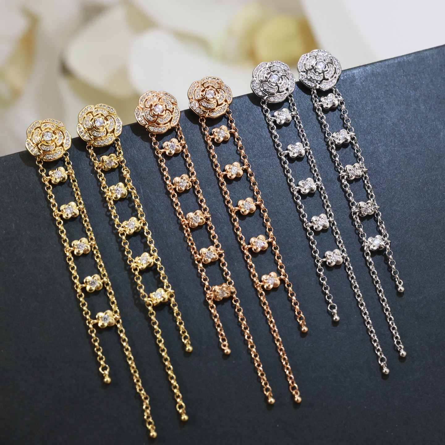 CHANEL pendientes de camelia calada clásico y popular, imprescindible para las diosas Chanel, súper favorecedor para la…