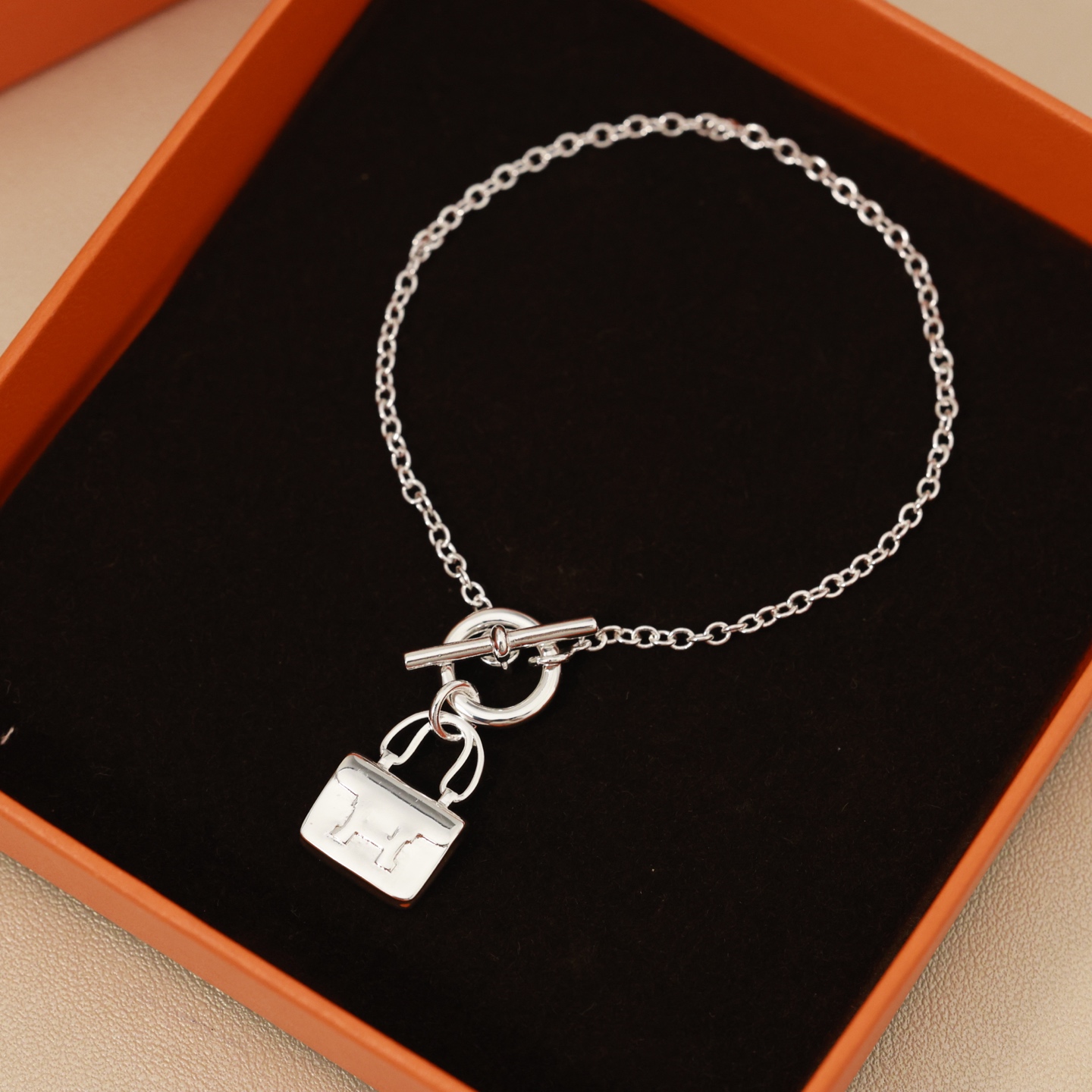 Hermès 康康包手链 色 爱马仕手链 包包手链 亚金镀金 好别致 实心包包各种细节 难以取舍 女人 锁头扣