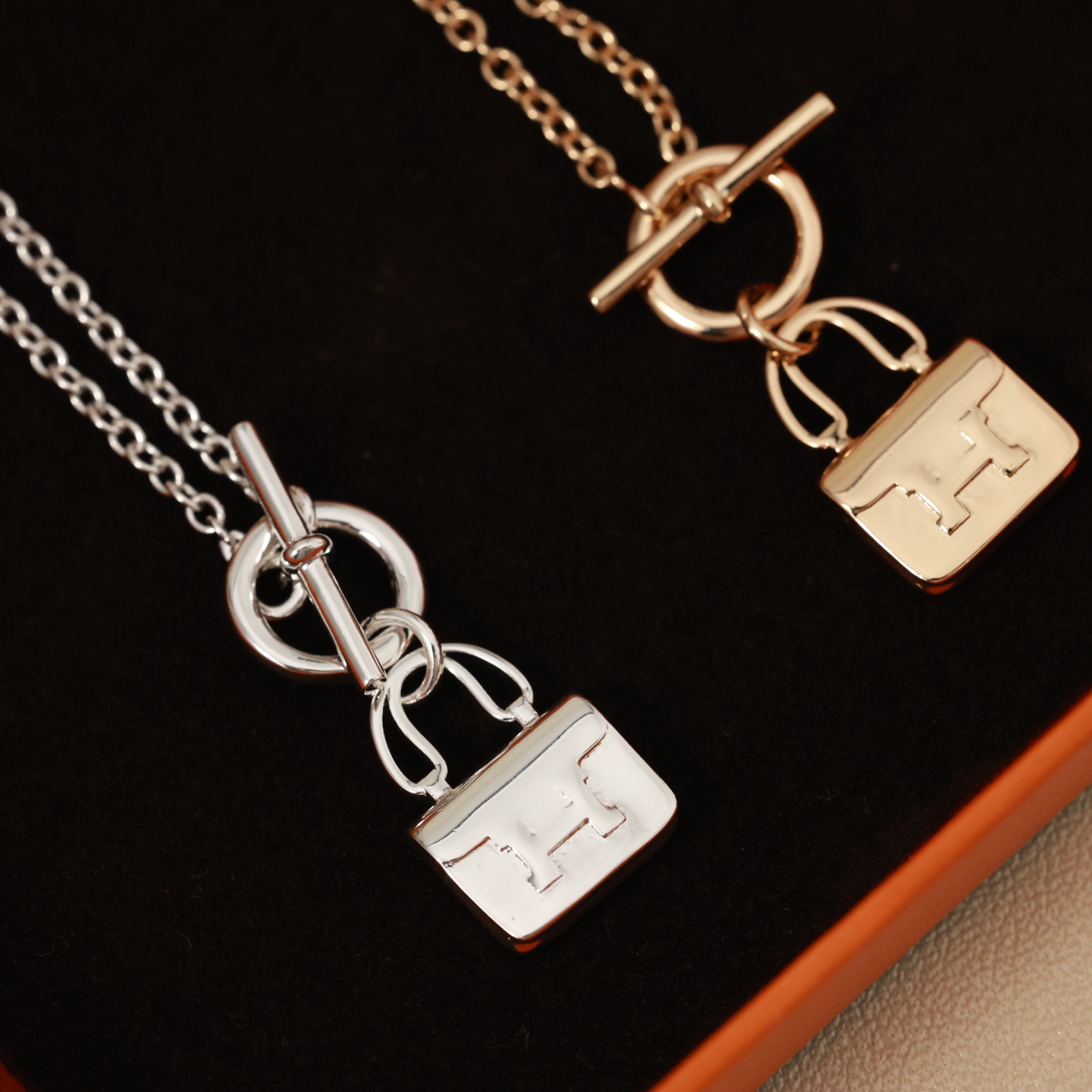 Hermès 康康包手链 色 爱马仕手链 包包手链 亚金镀金 好别致 实心包包各种细节 难以取舍 女人 锁头扣