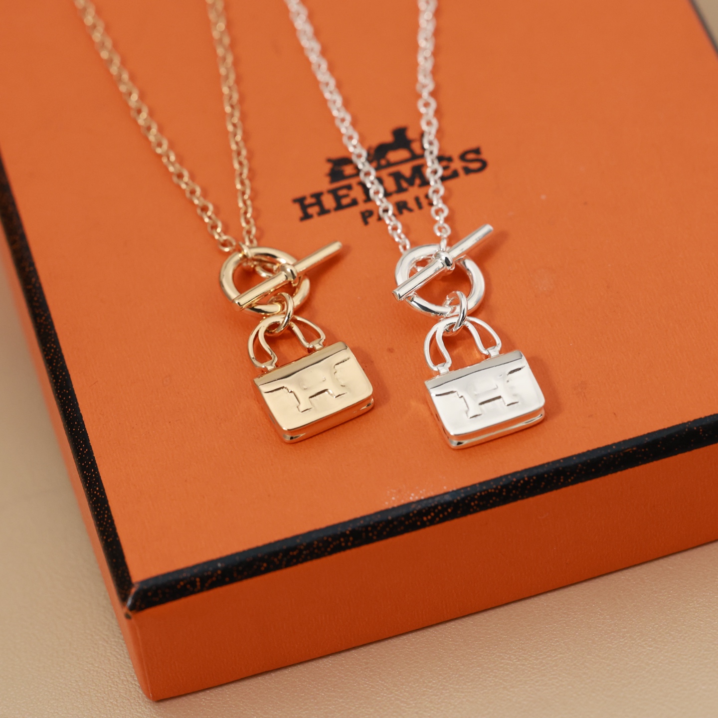 Hermès 康康包手链 色 爱马仕手链 包包手链 亚金镀金 好别致 实心包包各种细节 难以取舍 女人 锁头扣