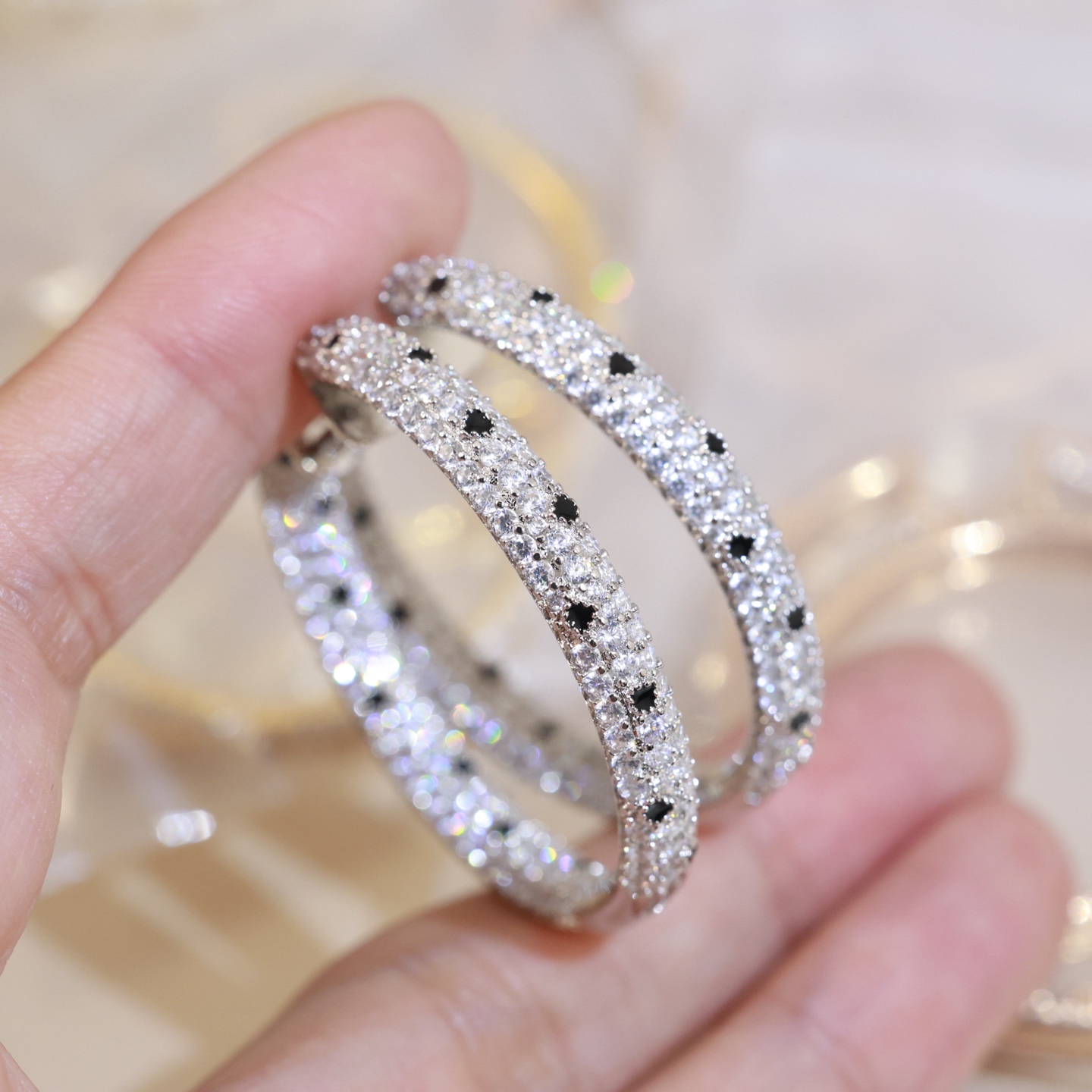 Cartier 奢华 卡地亚 豹子镶钻耳环 圆形耳钉 款 市面 925纯银针 同亚金材质 镶钻奢华耳吊 女神 显脸瘦