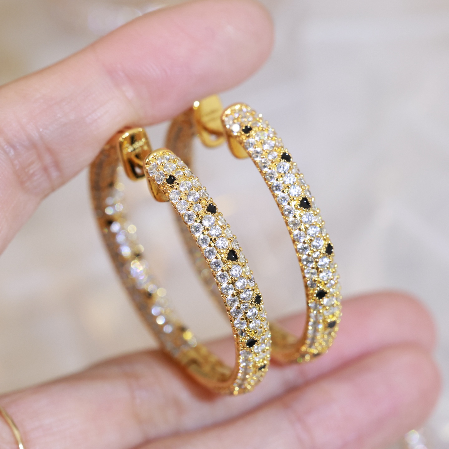 Cartier 奢华 卡地亚 豹子镶钻耳环 圆形耳钉 款 市面 925纯银针 同亚金材质 镶钻奢华耳吊 女神 显脸瘦