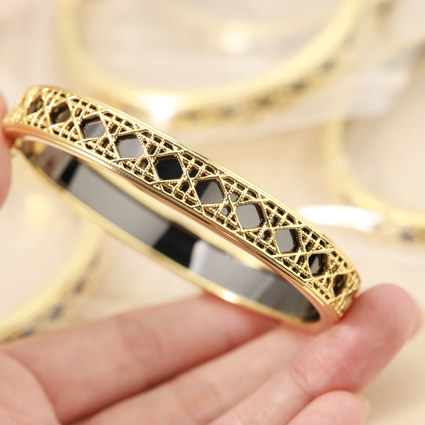 Dior 新款蕾丝手镯 Dior 迪奥手镯 代购级别 铜材质 淑女气质满满 入手绝对不会出错 上手 超nice