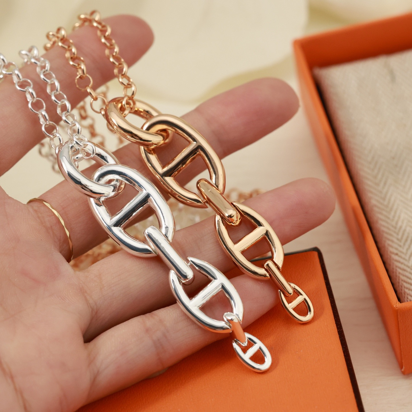 Hermès 精工版本 Hermes##爱马仕# Farandole光金猪鼻子项链 人生是一面镜子