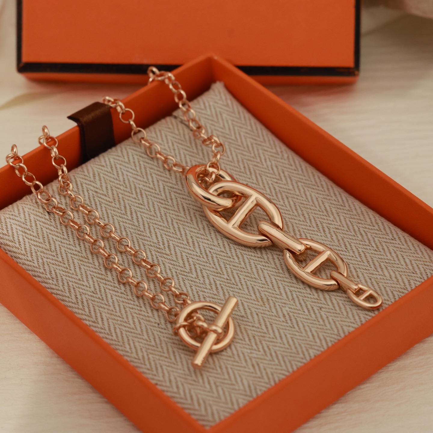Hermès 精工版本 Hermes##爱马仕# Farandole光金猪鼻子项链 人生是一面镜子