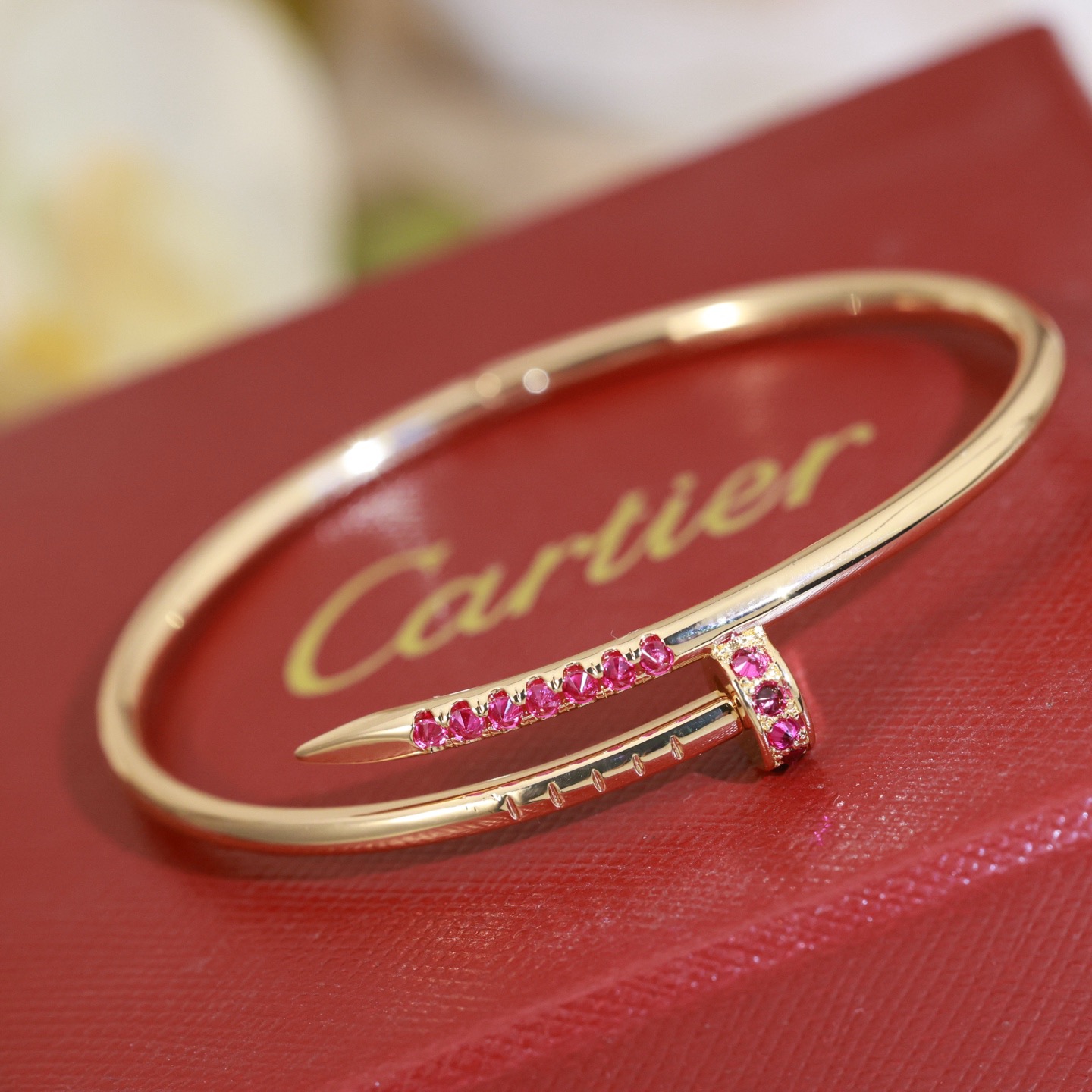 Cartier 新款钉子手镯 Cartier 卡地亚头尾钻钉子手镯 Juste un Clou系列艺术设计展亮相米兰