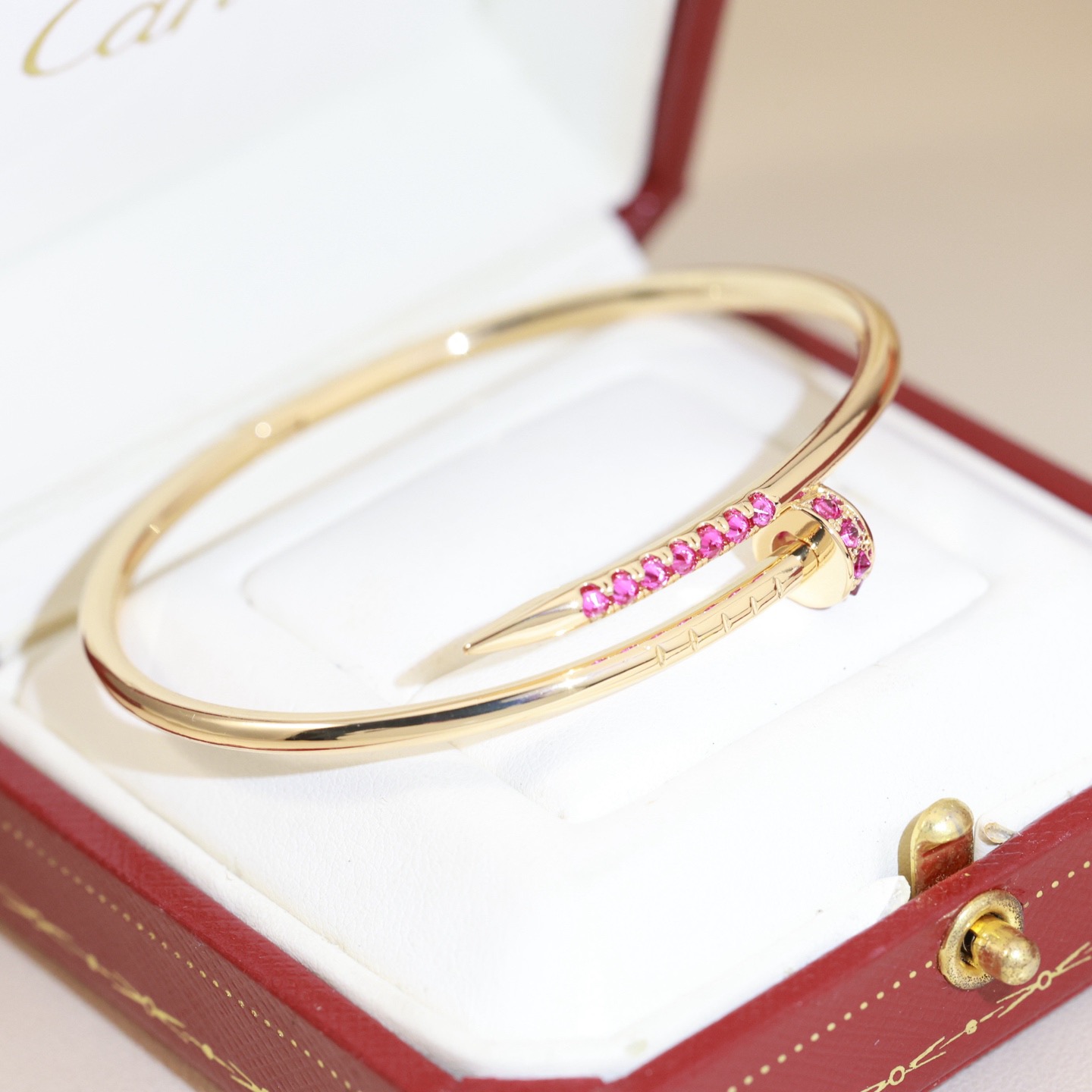 Cartier 新款钉子手镯 Cartier 卡地亚头尾钻钉子手镯 Juste un Clou系列艺术设计展亮相米兰