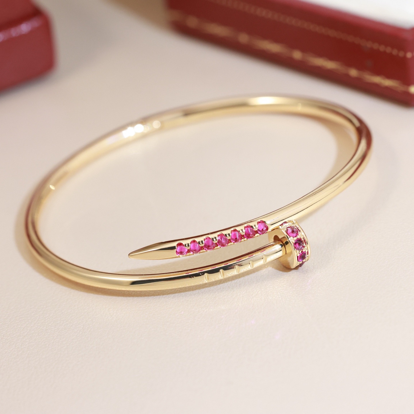 Cartier 新款钉子手镯 Cartier 卡地亚头尾钻钉子手镯 Juste un Clou系列艺术设计展亮相米兰