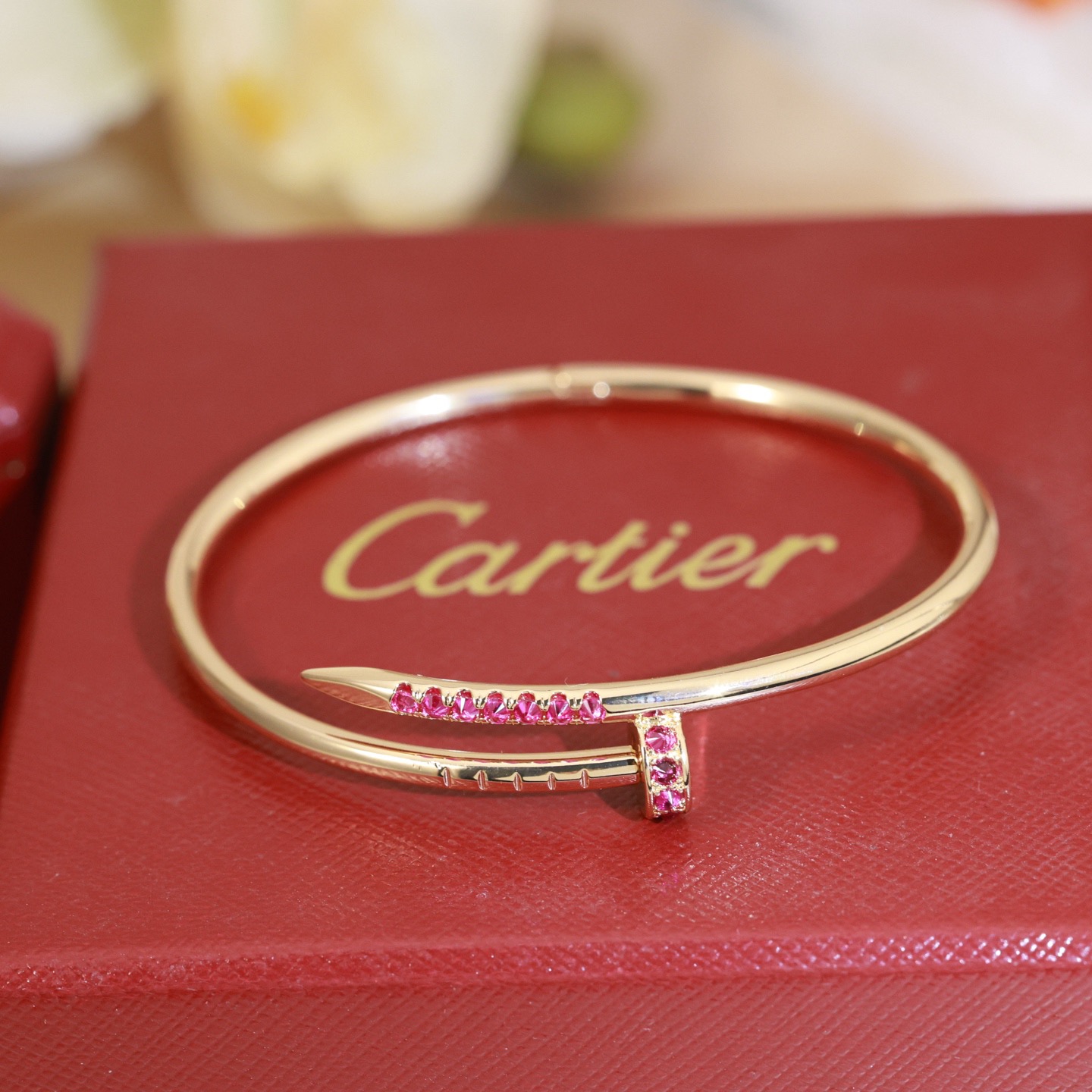 Cartier 新款钉子手镯 Cartier 卡地亚头尾钻钉子手镯 Juste un Clou系列艺术设计展亮相米兰