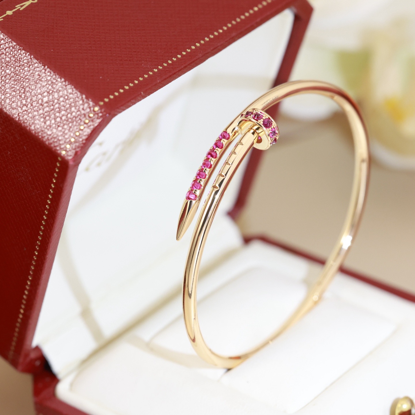 Cartier 新款钉子手镯 Cartier 卡地亚头尾钻钉子手镯 Juste un Clou系列艺术设计展亮相米兰