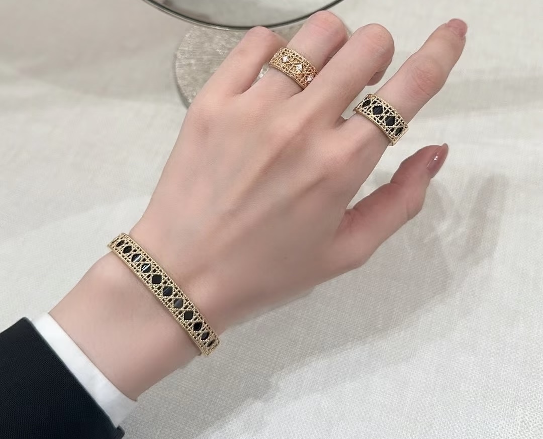 Dior 新款蕾丝手镯 Dior 迪奥手镯 代购级别 铜材质 淑女气质满满 入手绝对不会出错 上手 超nice