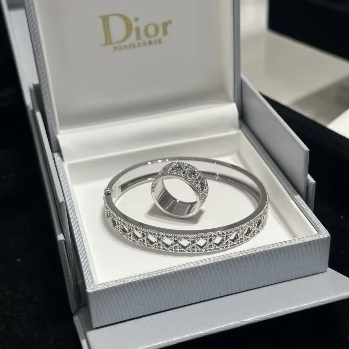 Dior 新款蕾丝手镯 Dior 迪奥手镯 代购级别 铜材质 淑女气质满满 入手绝对不会出错 上手 超nice