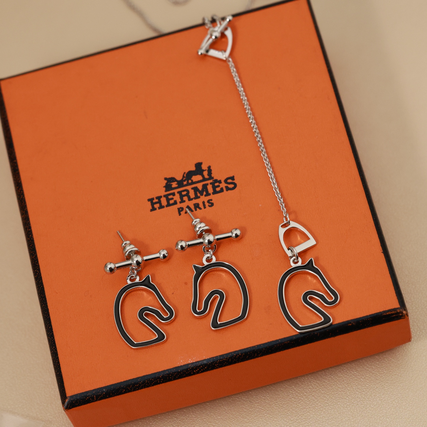 Hermès 精工版本 爱马仕项链 马头项链 亚金材质 ，完美细节 欧美 玫瑰金白金色金色可选 带logo